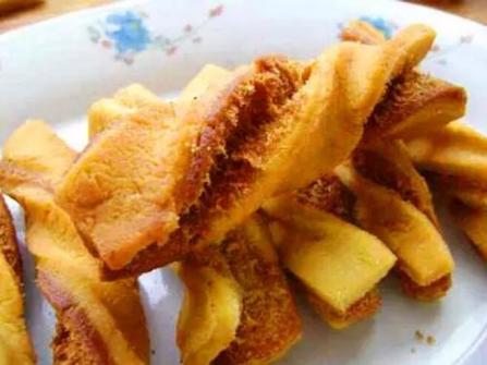 由于发面掺有蜂蜜红糖,炸出来是红褐色,外面一圈白面呈,红黄相间